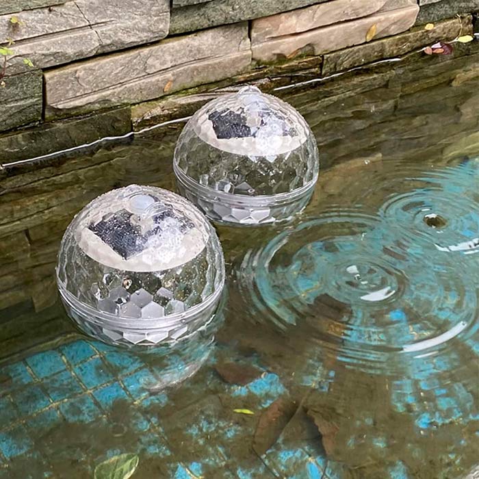 BallLamp, a waterproof and solar LED light that changes colours - Image 4