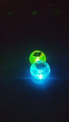 BallLamp, a waterproof and solar LED light that changes colours - Image 10