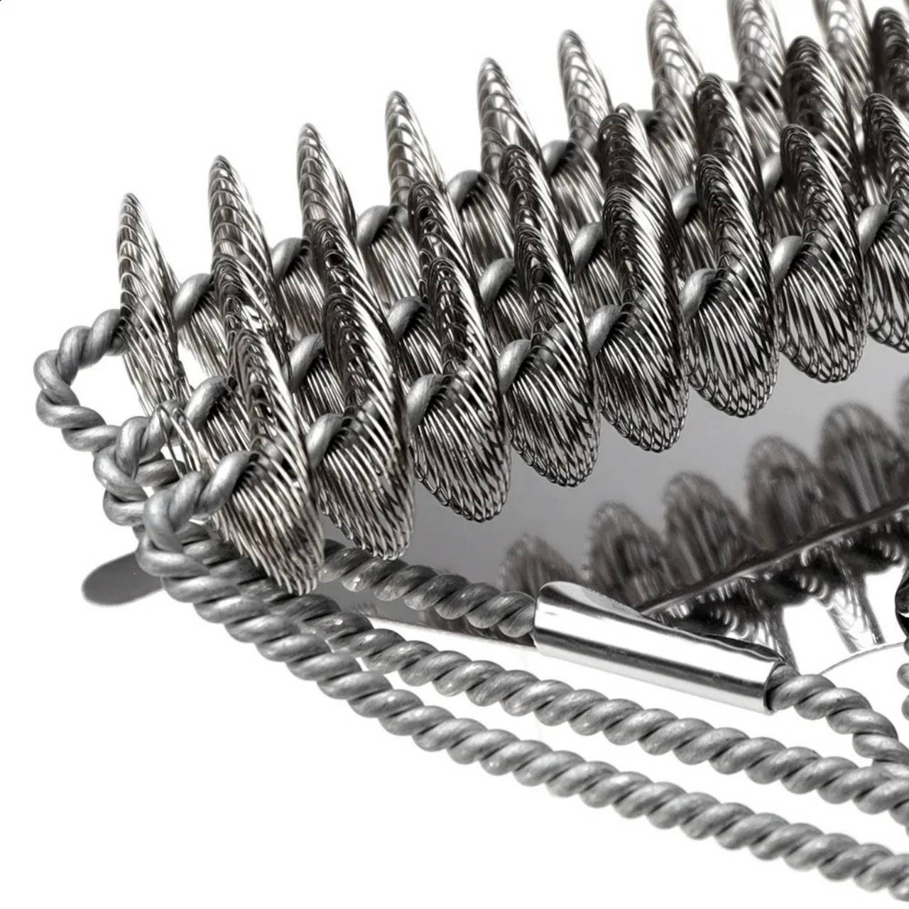 Thanks to the wide and stable scraper, you'll clean the grill surface much faster than with the usual narrow attachments.