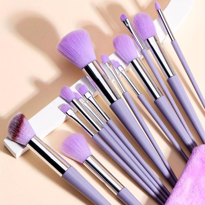 In this 13-piece set you get everything you need for a perfect make-up application!