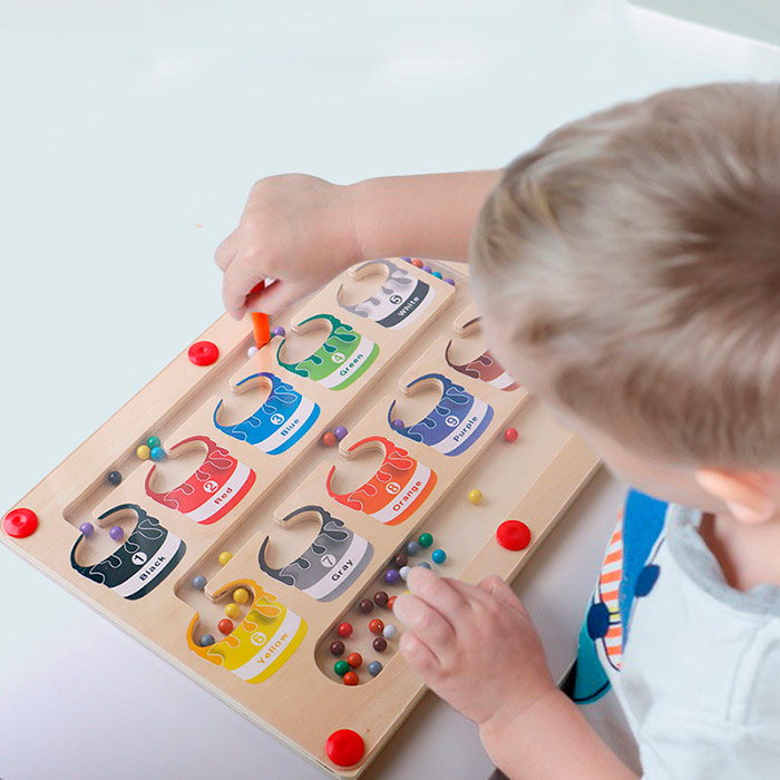 Your child learns about different colours, geometric shapes and the first basics of sorting!