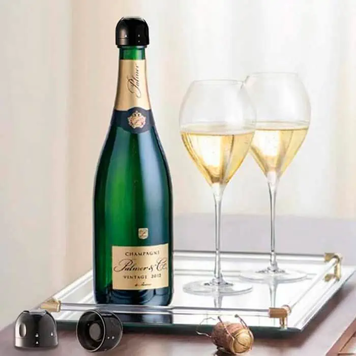 Preserve the freshness of your wine or sparkling wine with this compact stopper.