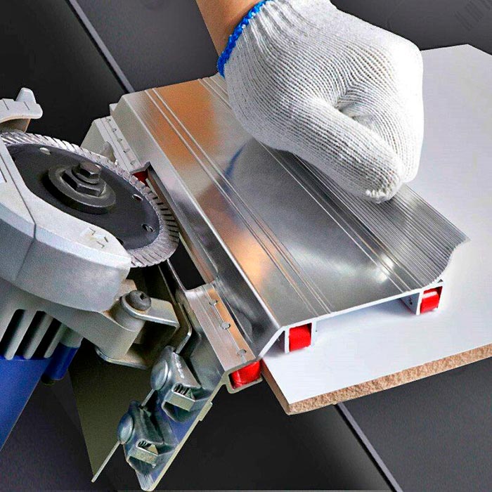 Insert the tile into the gadget and use the tile cutter (not included) to cut the edge of the tile accurately!