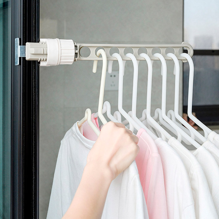 The strong and durable hanger can withstand loads of up to 2.5 kg!