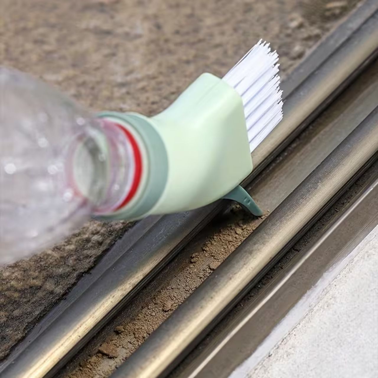 Connectix, cleaning brush with bottle attachment - Image 2