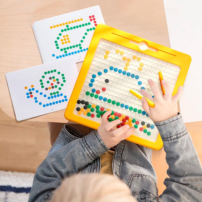 This didactic toy contains a magnetic whiteboard, 10 cards with different motifs, a magnetic pencil and round small magnets to play with!