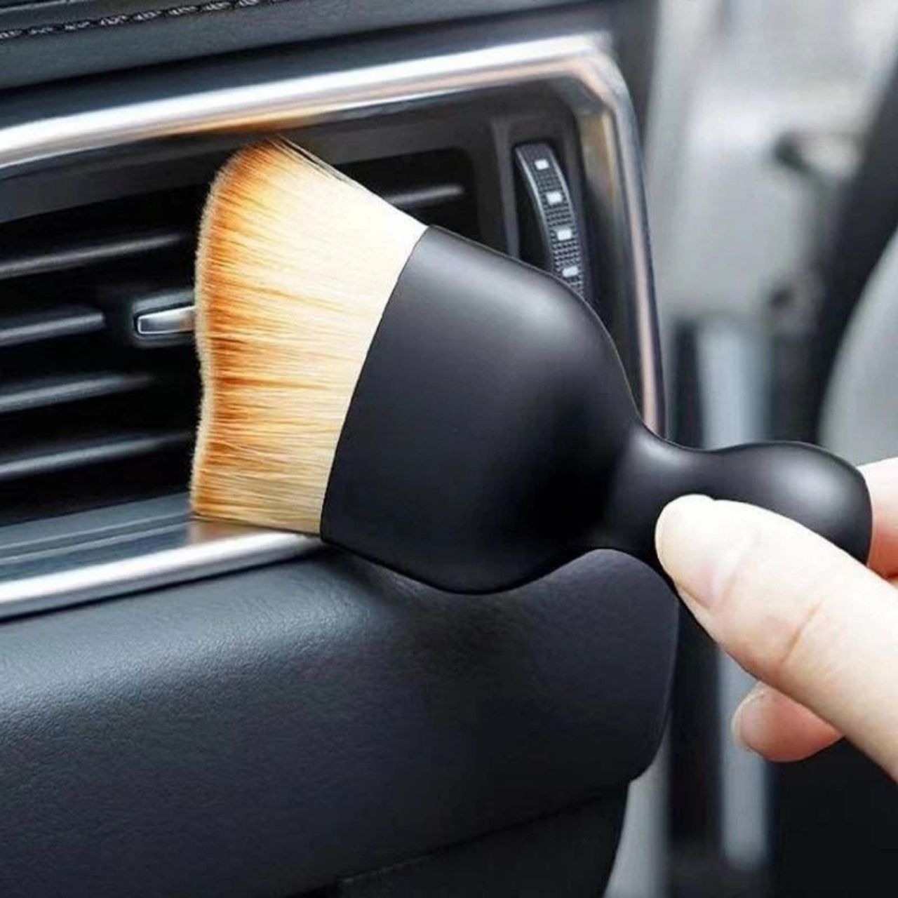 Effectively removes dust even from hard-to-reach places