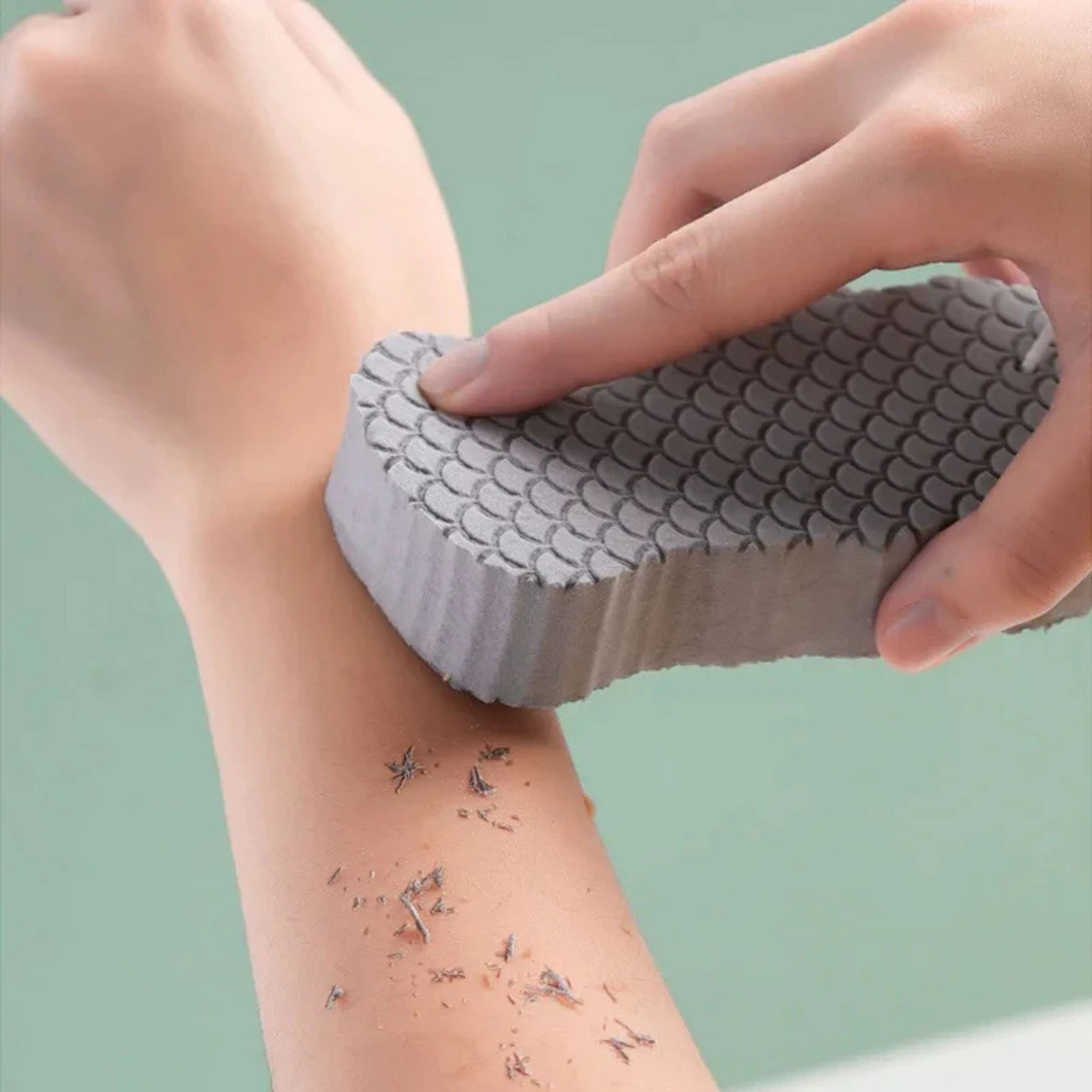 Durable sponge with double relief for better exfoliation
