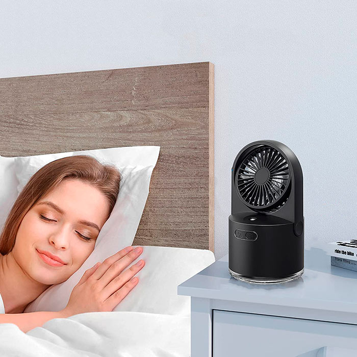 It has 2 buttons to turn on the fan or humidifier and the option of lighting with 7 different colours!