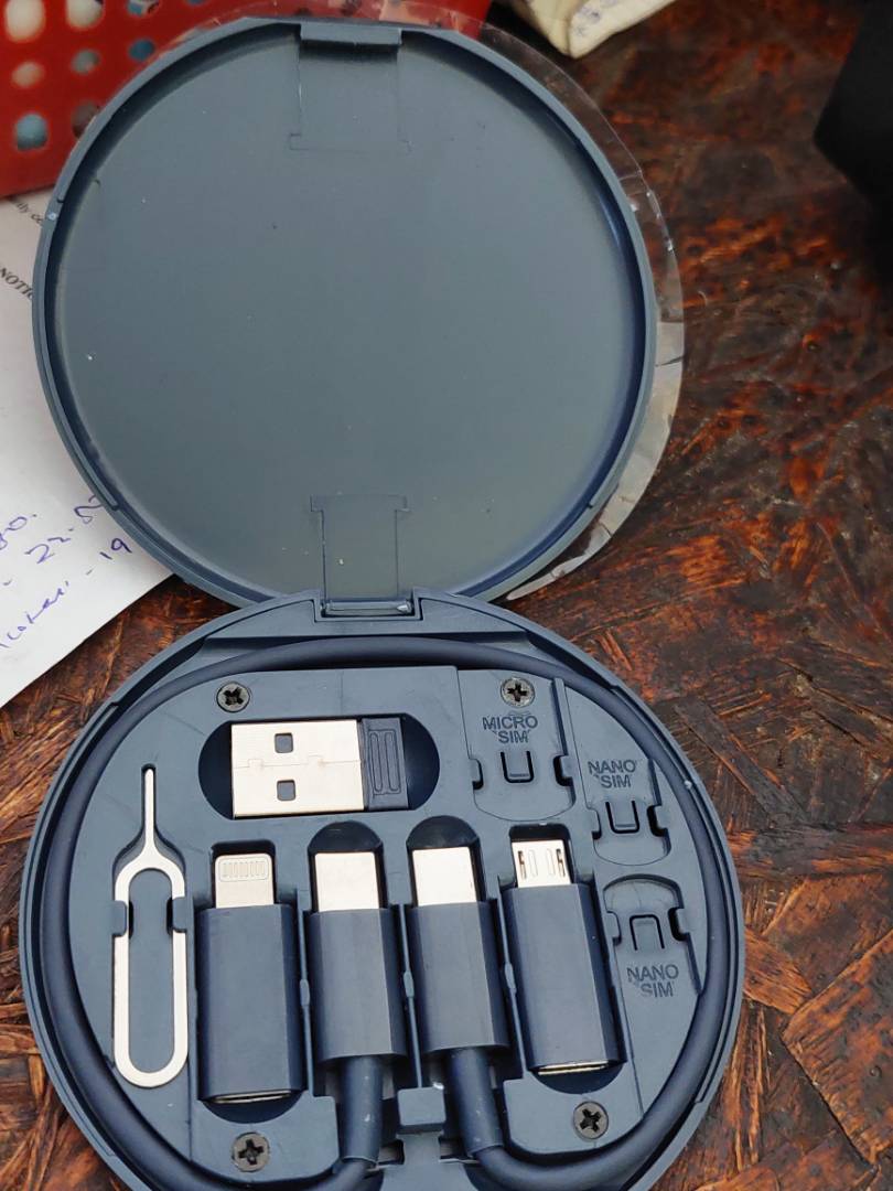 GadgetBox, a charging kit for various smart devices - Image 10