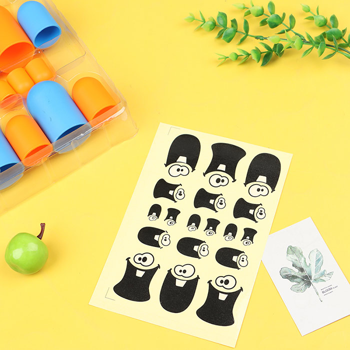 The 3-in-a-row game contains 18 pieces - each player gets 9 pieces in 3 different sizes, and the larger pieces can cover the opponent's pieces!