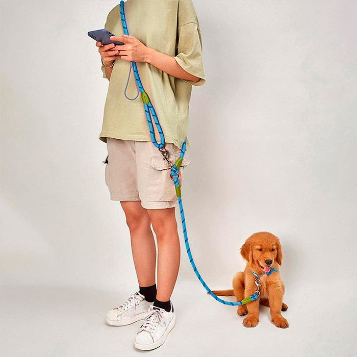 Simply wear it over your shoulder and have both hands free!