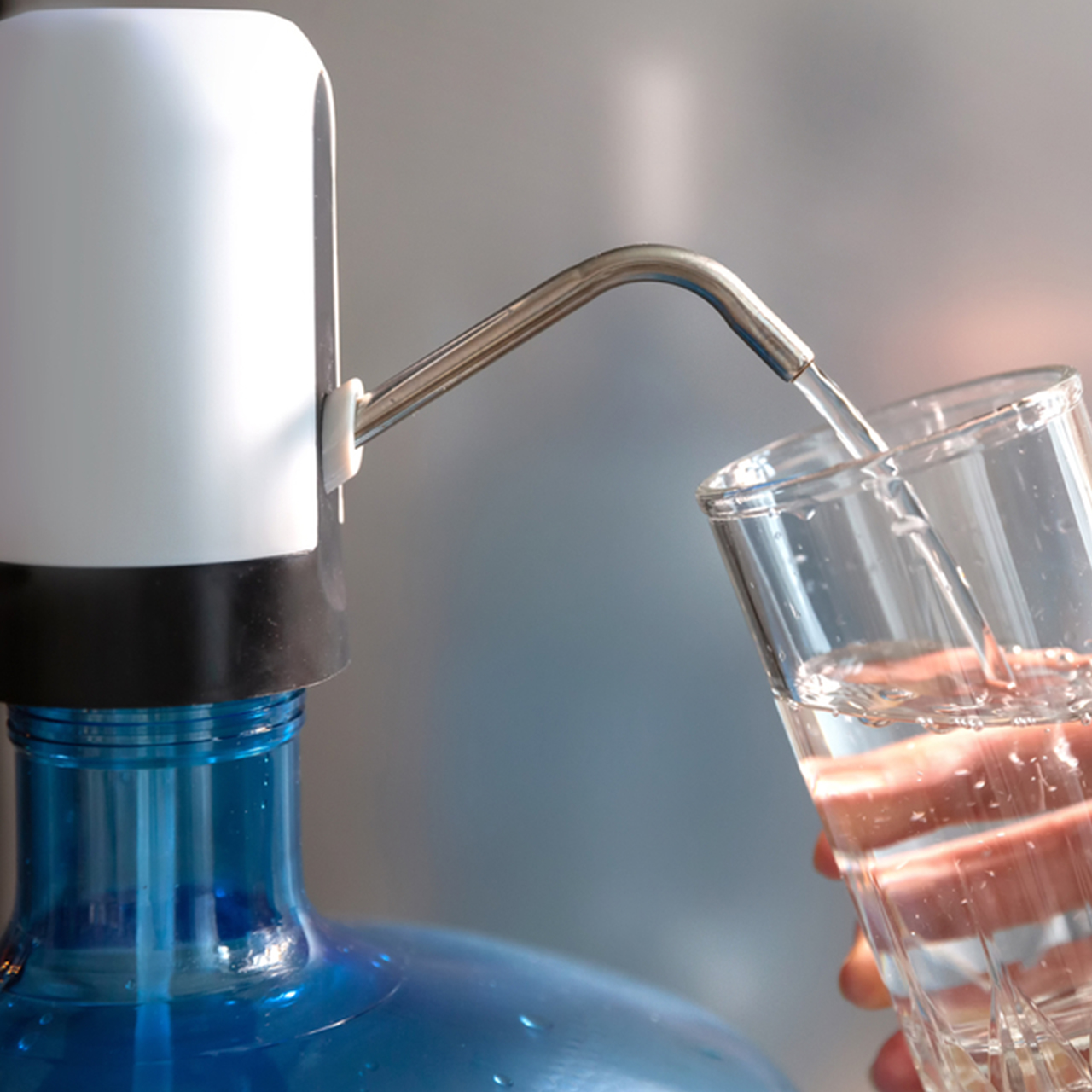 With a full battery, it can last 30 to 40 days, or 4 to 6 5-litre bottles of water!