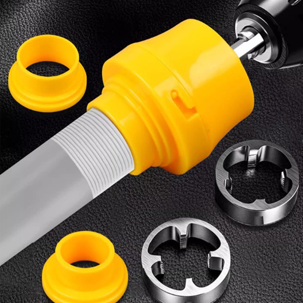 It includes pipe cutters with diameters of 20 mm, 25 mm and 32 mm, allowing flexibility for different projects.