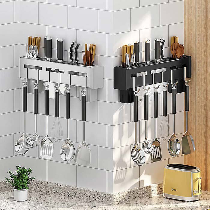 A wall-mounted kitchen organiser solves the lack of space in your kitchen