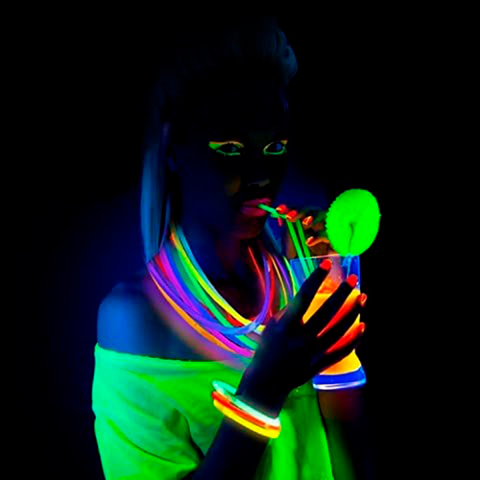 The set with neon sticks and other party accessories is also a great choice for children's play, weddings, picnics, birthdays, anniversaries, etc.