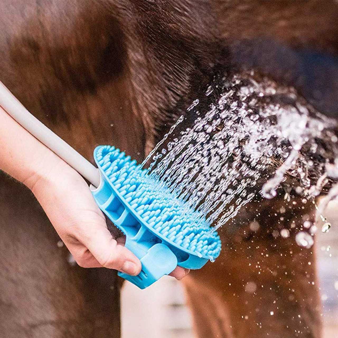 The multi-purpose brush combines the functions of massage, bathing and gentle brushing.