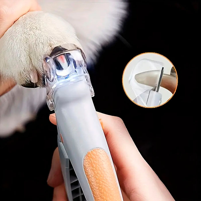 PawGloTrim ensures safe and gentle grooming of your cats' and dogs' claws, thanks to its sharp clipper and built-in LED light.