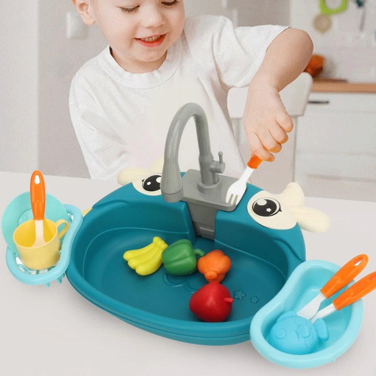 The electric water circulation system allows realistic use of the tap while the water is not draining - fun and economical at the same time!