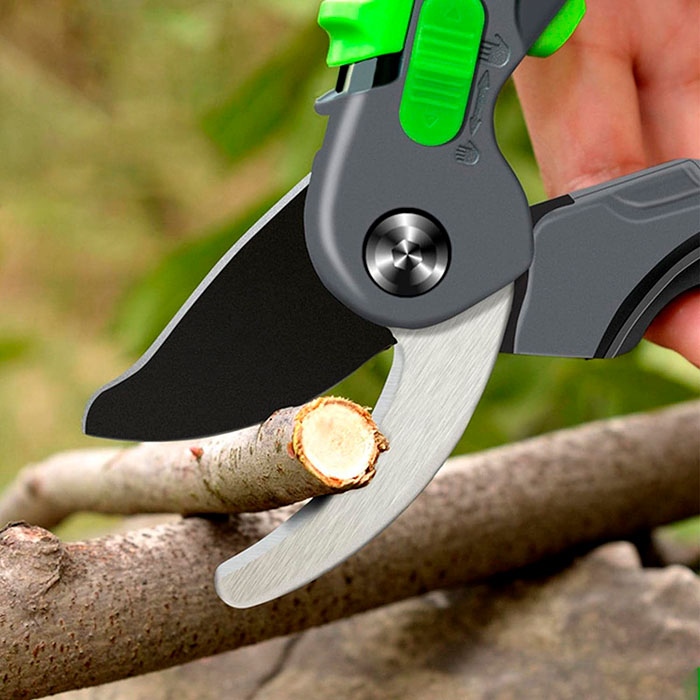 The extremely sharp scissors are made of high-quality stainless steel.