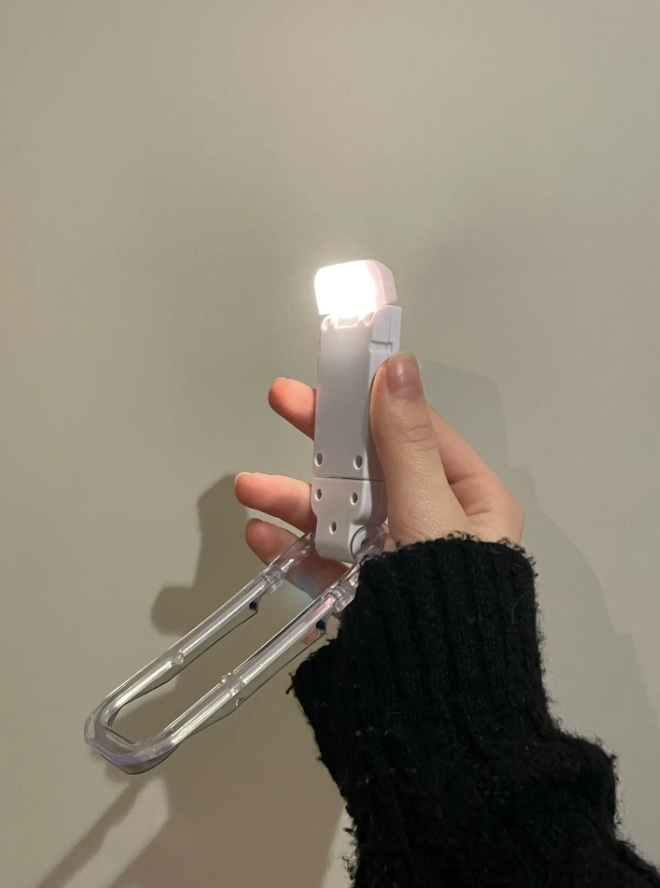 ReadLed, a mini LED lamp that can be mounted on a book - Image 9