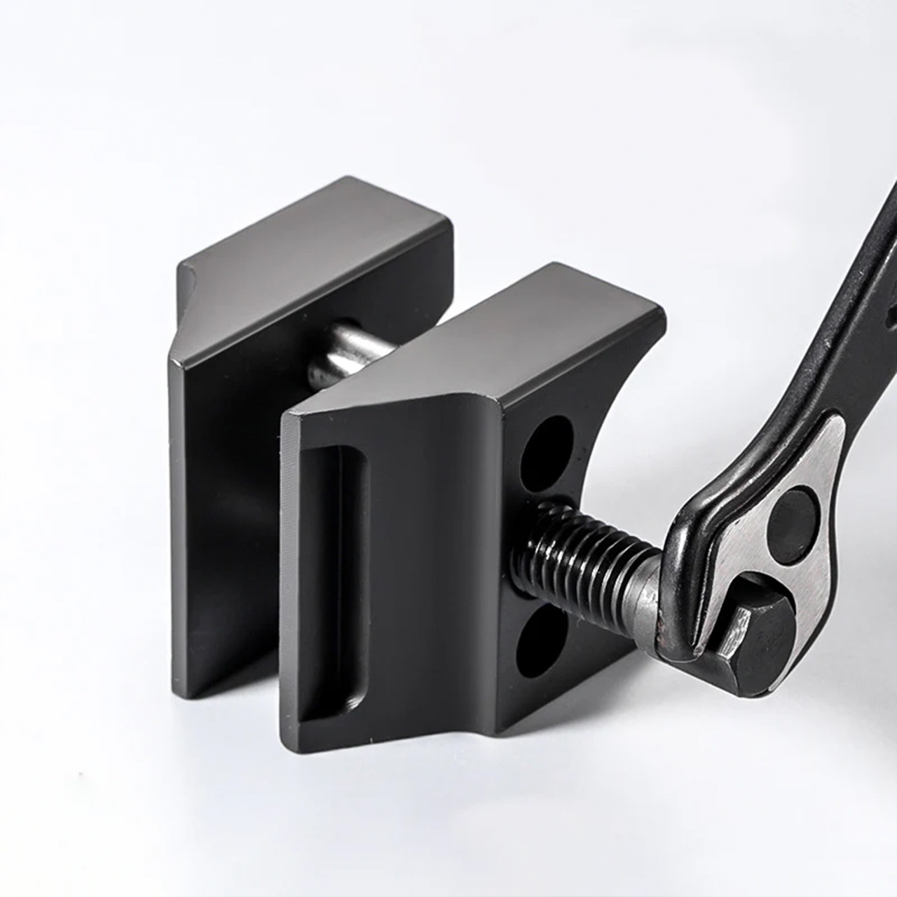 The clever design allows for quick and efficient spring separation and installation.