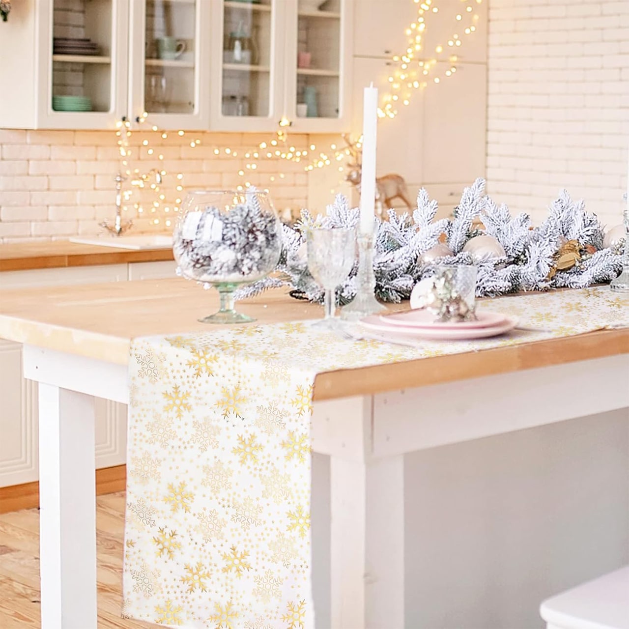 Create a magical festive table with this elegant table tablecloth.