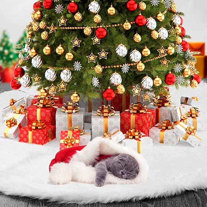 With a diameter of 90 cm, it is ideally suited for placing under most Christmas trees.