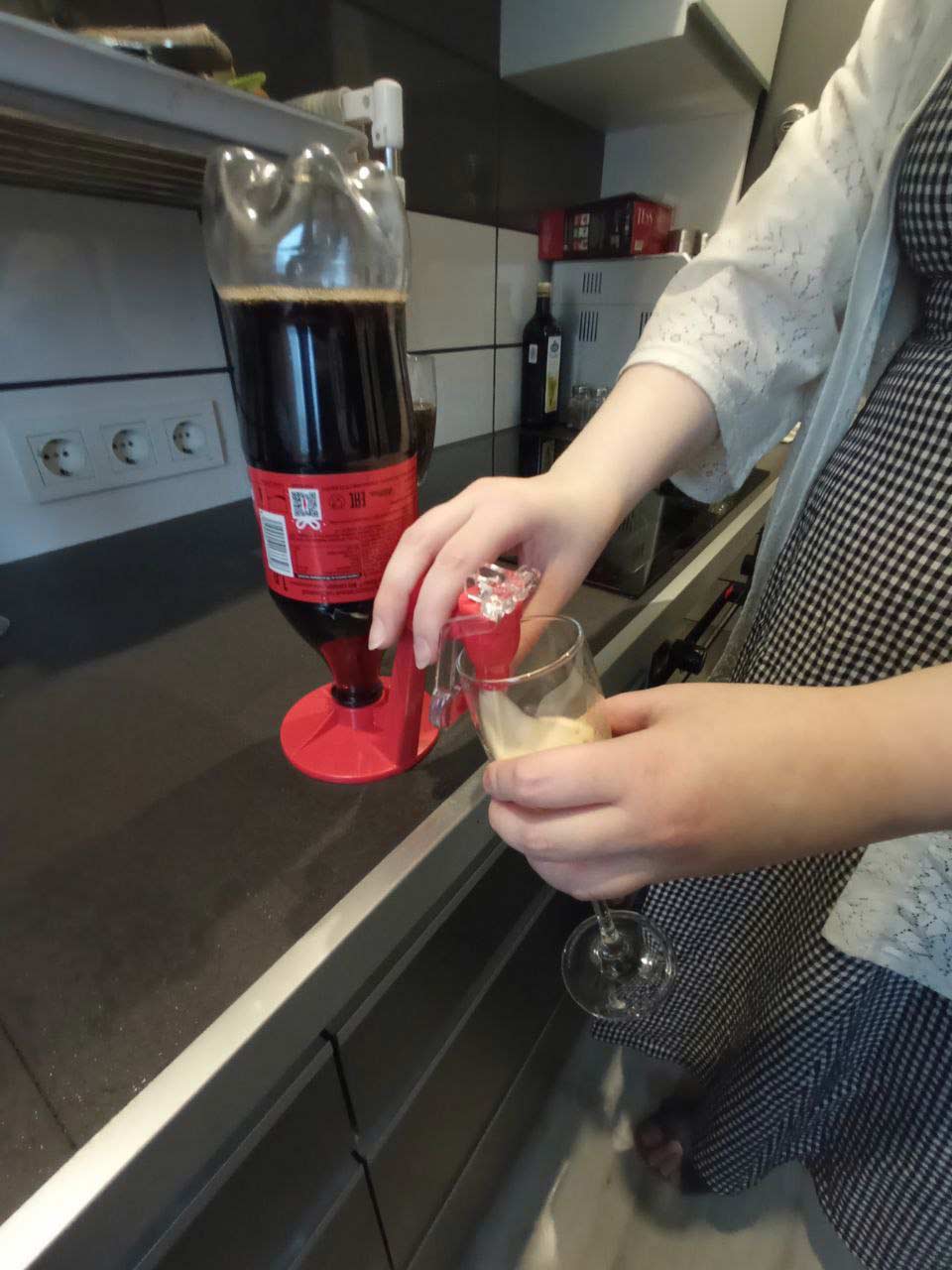 SodaTap, attachment for pouring a drink - Image 4