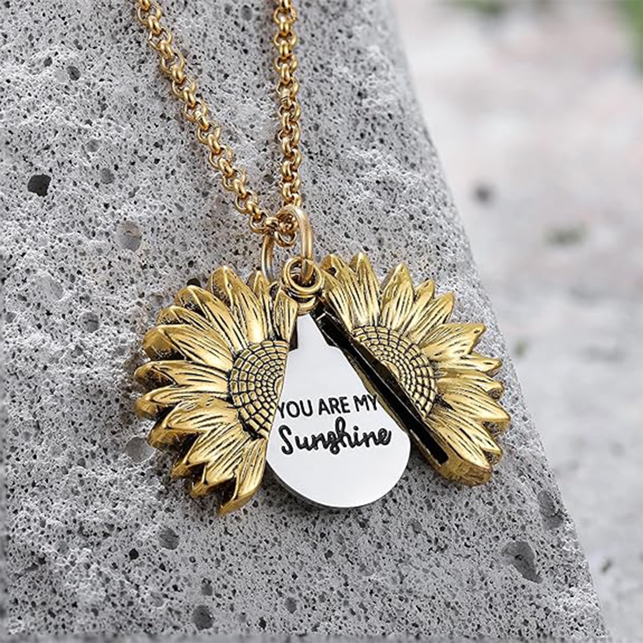 Cute sunflower motif and English inscription "You are my sunshine".