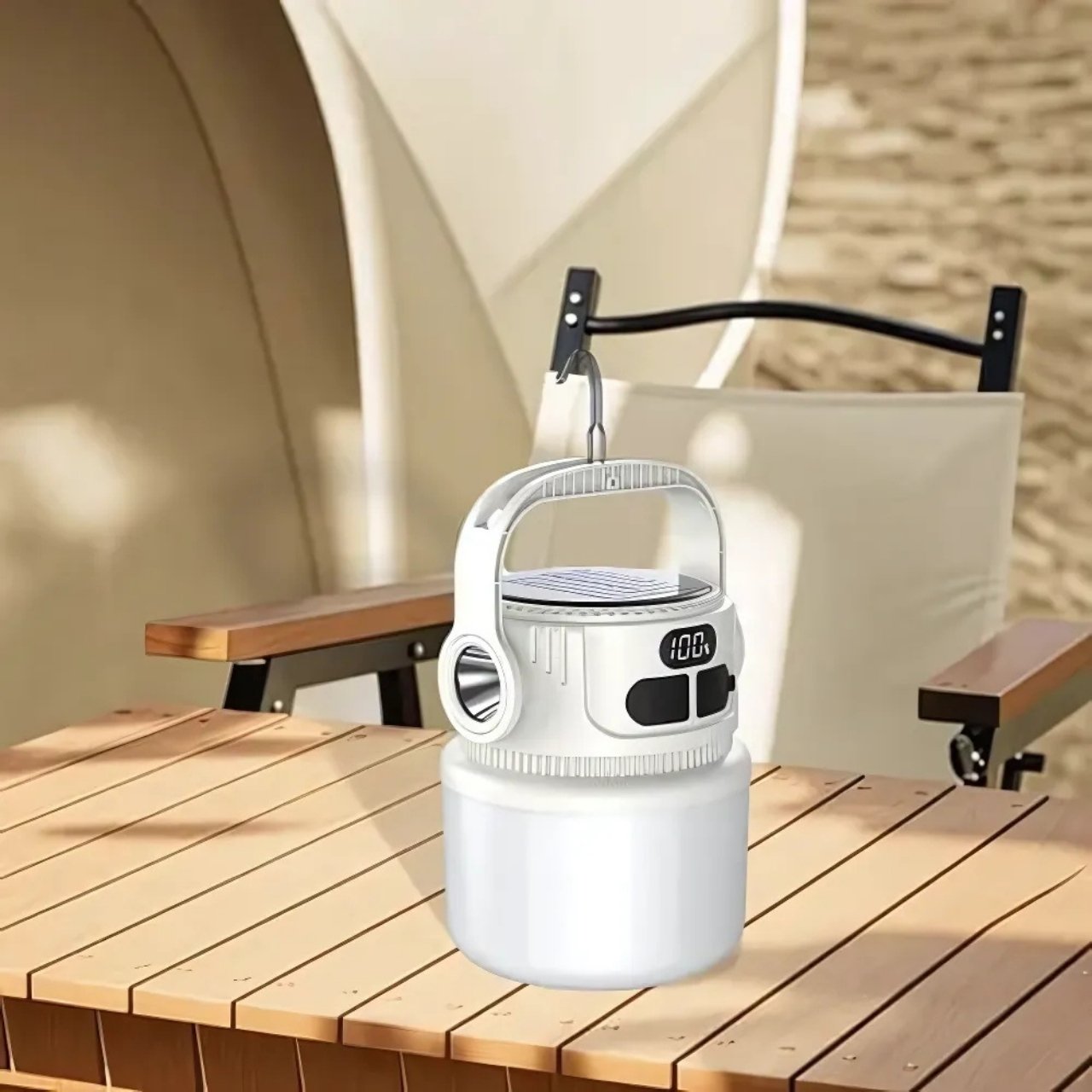 The solar panels ensure that the device charges quickly using solar energy.