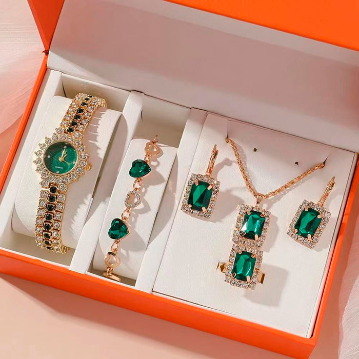 Beautiful jewellery with elegant details!