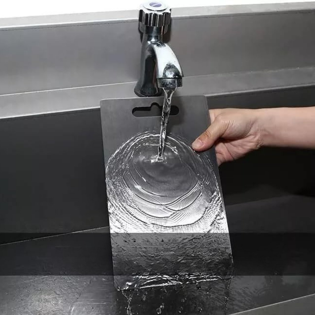 Thanks to its light weight and slim design, you can use it anywhere - even for serving!
