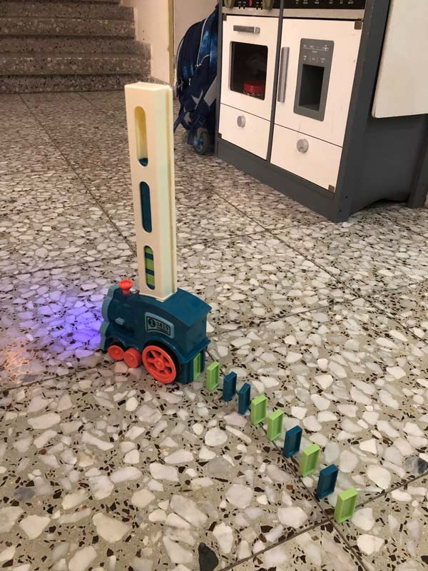 TrainDomino, the train that stacks dominoes - Image 3