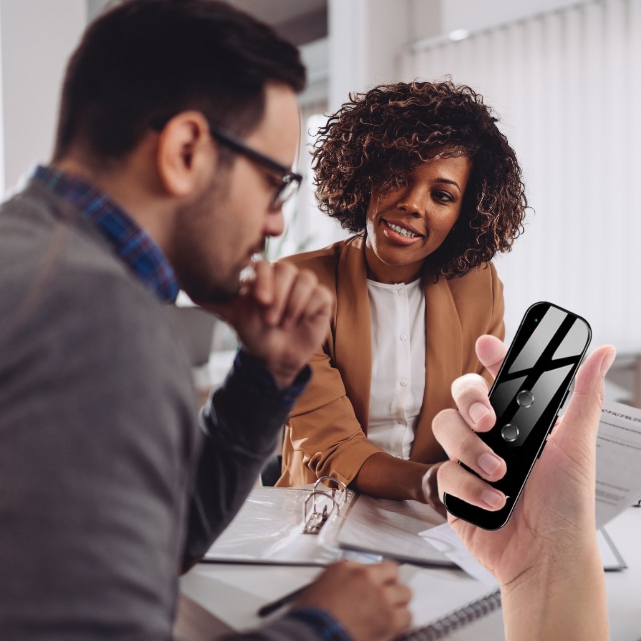 This translator, capable of translating into 70 different languages, allows you to communicate confidently with people of various nationalities without knowing a foreign language.