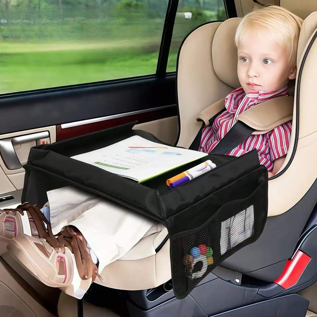 The travel desk has several compartments where children can put their pens (crayons, wax crayons, markers, etc.) and other accessories (bottle, notebook, small toy, etc.)!