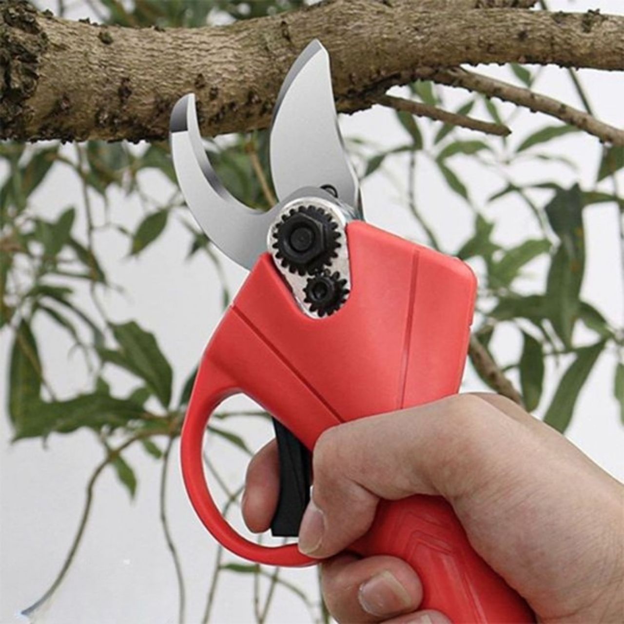 The clever ergonomic design makes the scissors extremely comfortable to use, whatever the length of the job.